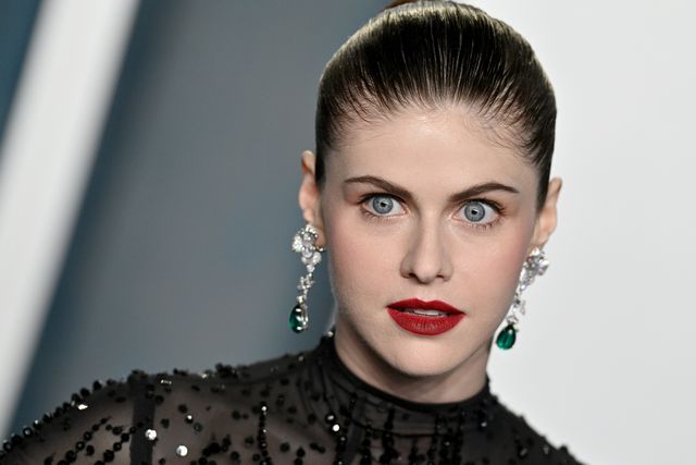 beverly hills, california   march 27 alexandra daddario attends the 2022 vanity fair oscar party hosted by radhika jones at wallis annenberg center for the performing arts on march 27, 2022 in beverly hills, california photo by lionel hahngetty images