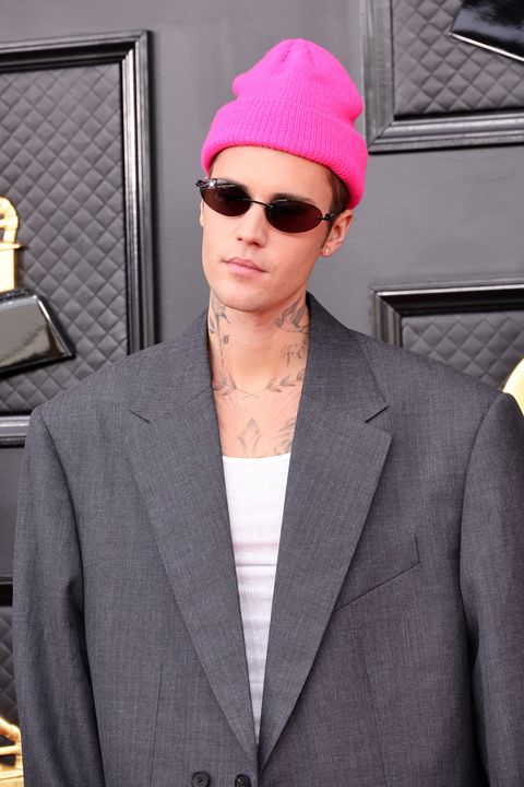 how to shop justin bieber's hot pink beanie and platform crocs
