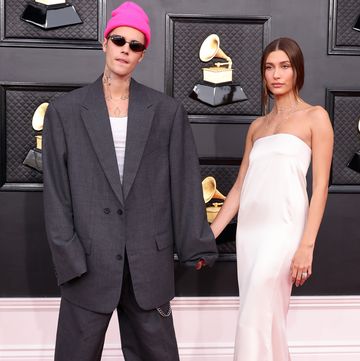 las vegas, nevada   april 03 l r justin bieber and hailey bieber attend the 64th annual grammy awards at mgm grand garden arena on april 03, 2022 in las vegas, nevada photo by amy sussmangetty images