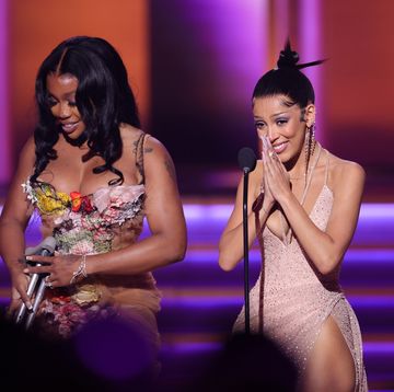 las vegas, nevada   april 03 l r sza and doja cat accept the best pop duogroup performance award for ‘kiss me more’ onstage during the 64th annual grammy awards at mgm grand garden arena on april 03, 2022 in las vegas, nevada photo by rich furygetty images for the recording academy
