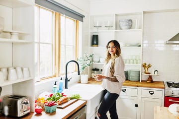 mujer ordenando la cocina