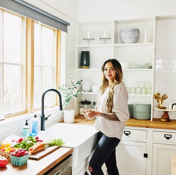 Mujer ordenando la cocina mujer ordenando la cocina