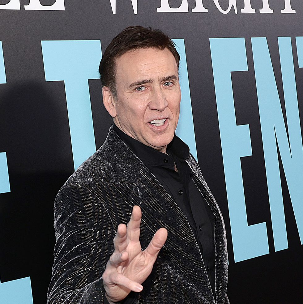 Nicolas Cage saludando en el estreno de una película.