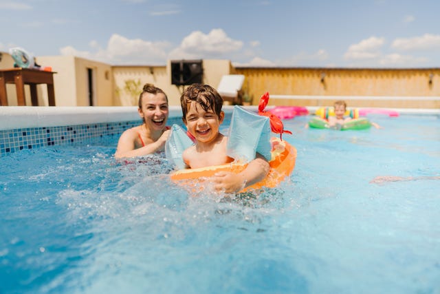 familia en la piscina