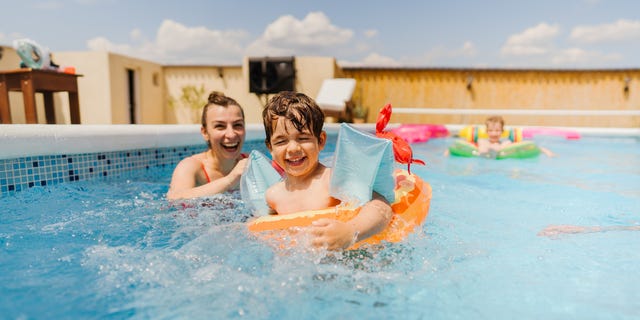 Familia en la piscina familia en la piscina
