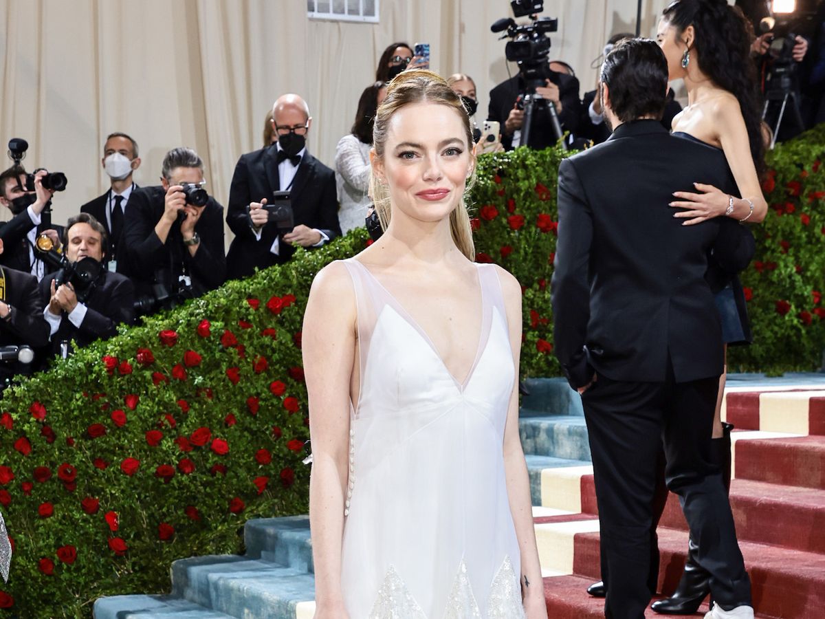 Emma Stone Delivers Flapper Inspo at Met Gala 2022 in Louis Vuitton –  Footwear News