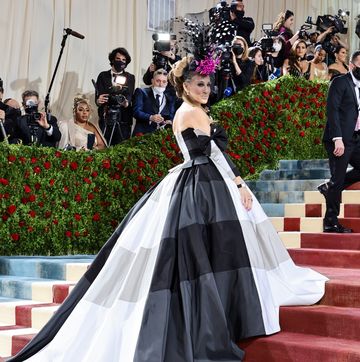 new york, new york   may 02 sarah jessica parker attends the 2022 met gala celebrating "in america an anthology of fashion" at the metropolitan museum of art on may 02, 2022 in new york city photo by jamie mccarthygetty images