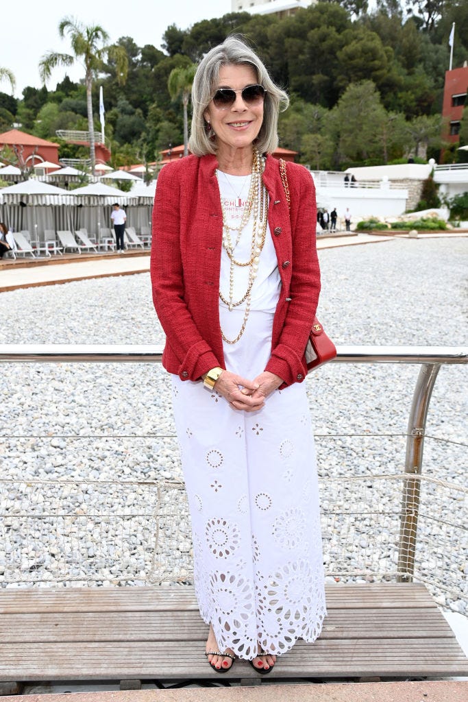 5 looks casuales de Carolina de Mónaco que ahora puedes encontrar rebajados en Cortefiel 14 Moncloa El toque maestro: rojo en un pantalón bordado de Cortefiel