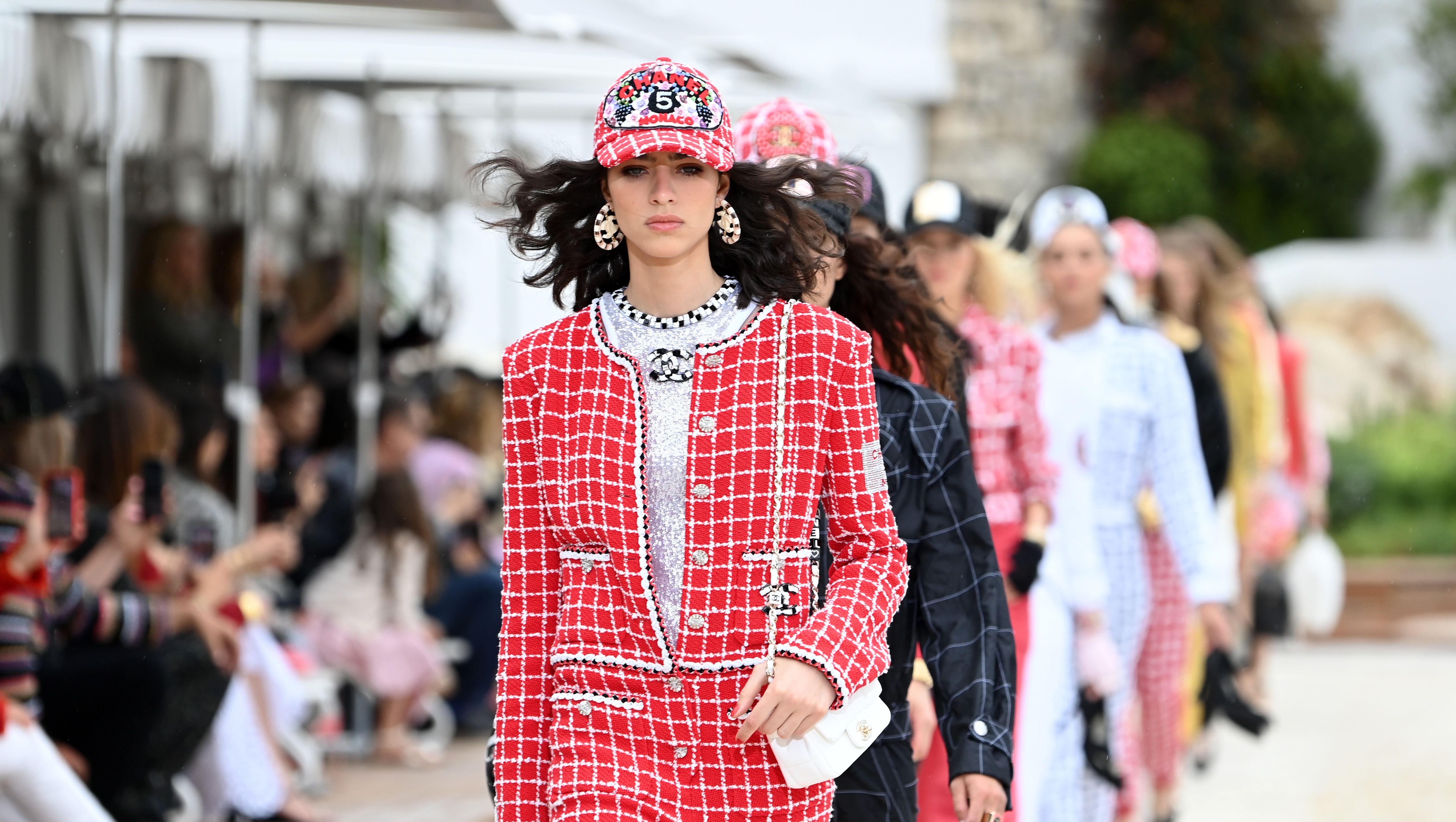 Chanel stages fashion show in Cuba - BBC News