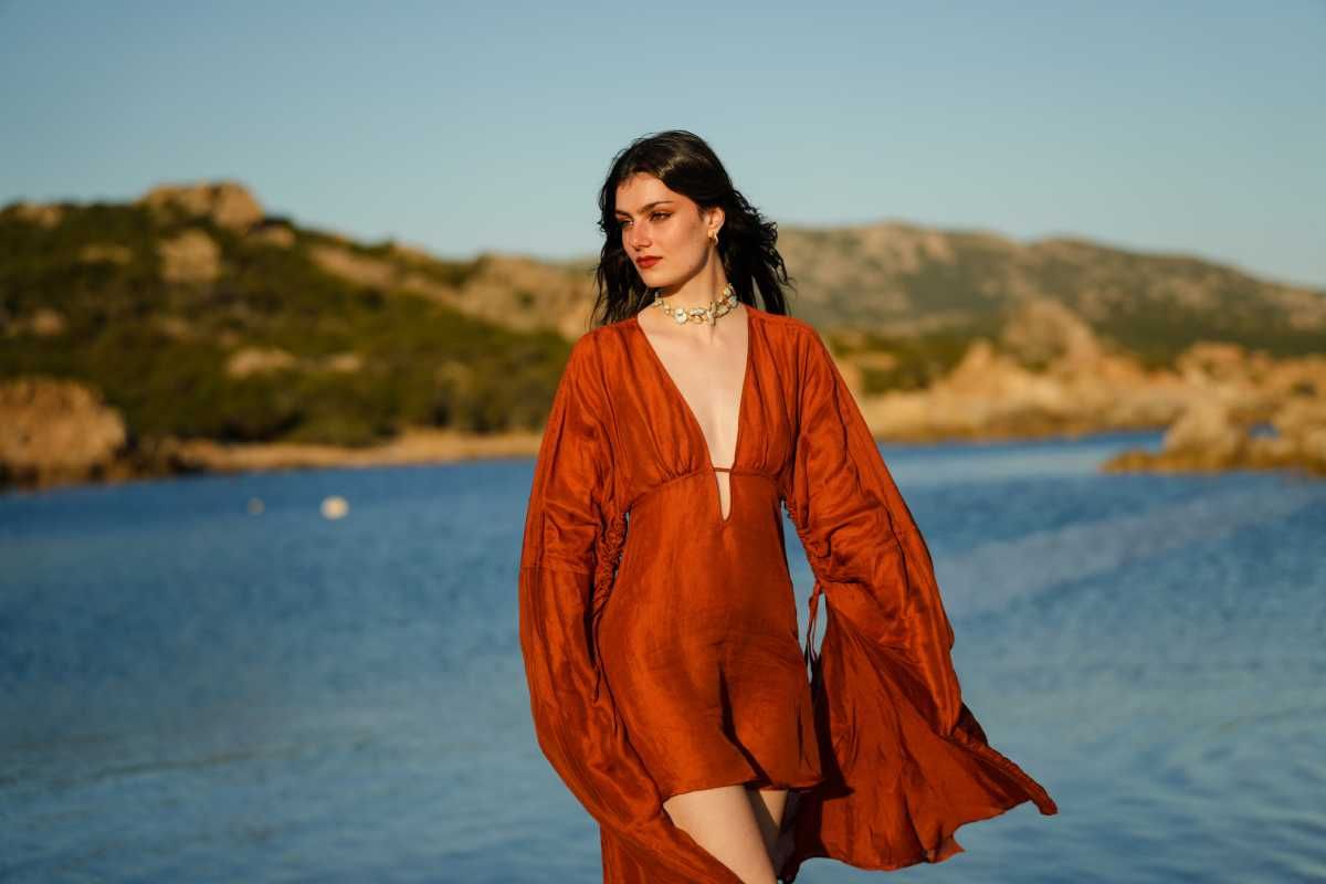 Gli abiti da spiaggia avvolgenti di Zara, Mango e Stradivarius perfetti da indossare tutta l'estate