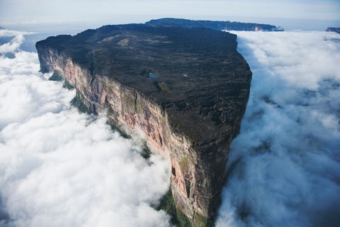 Roraima wordt beschouwd als een van de oudste geologische formaties op aarde Venezuela ZuidAmerikaDeze tafelberg op de grens van Venezuela Brazili en Guyana is met zijn 2810 meter de hoogste tepui ter wereld Al eeuwenlang is de berg van groot belang voor het inheemse Pmonvolk die hem zien als de stronk van een machtige boom die ooit alle vruchten en groenten van de wereld voortbracht Het plateau is nog steeds de thuisbasis van zeldzame flora en fauna en wordt volgens de Pmon bewoond door goden Roraima stond model voor Paradise Falls in de Pixarfilm Up 2009