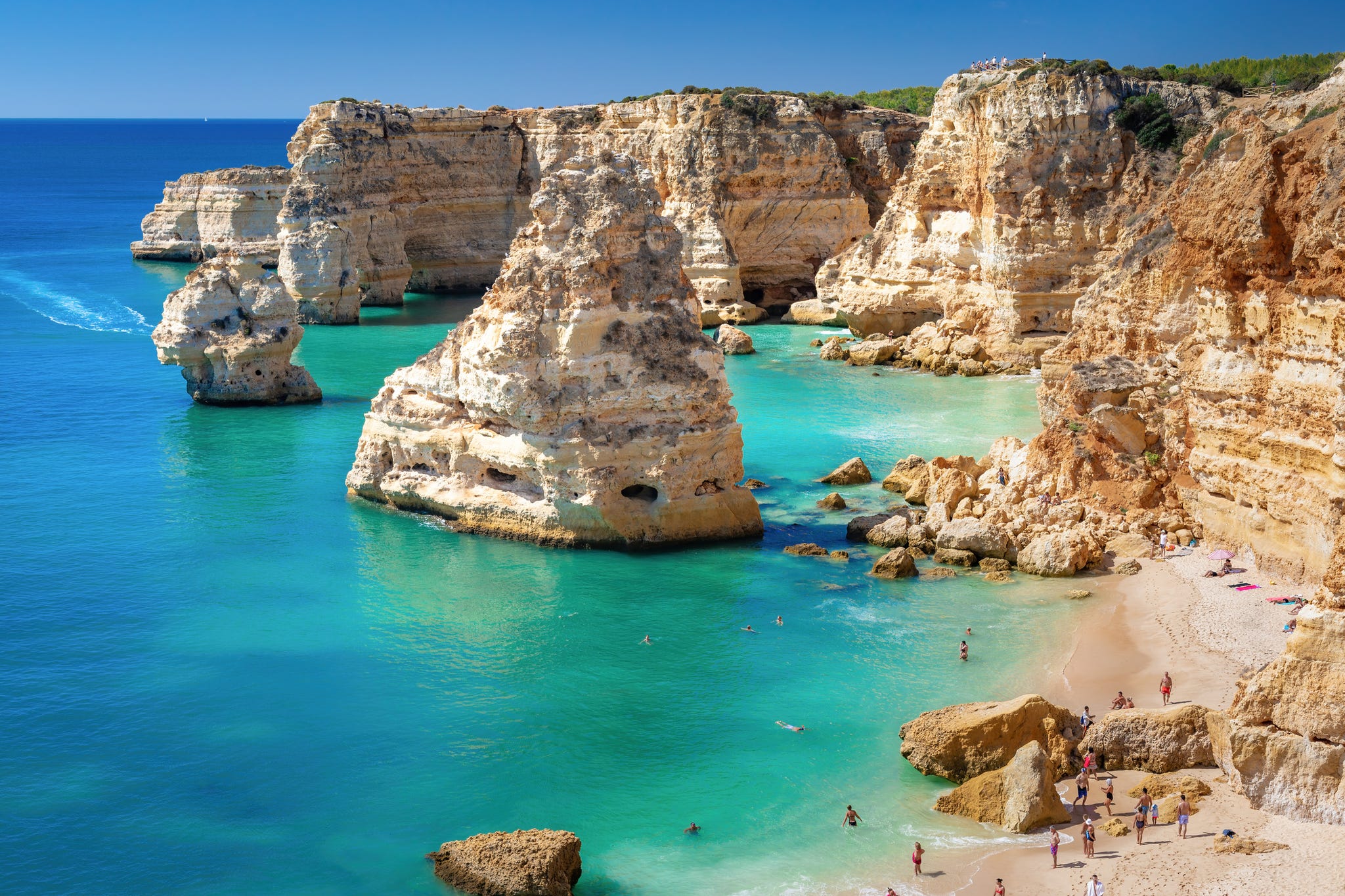 het strand bij praia da marinha in portugal