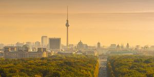 luchtfoto van berlijn met de brandenburger tor, tiergarten, fernsehturm en rijksdaggebouw