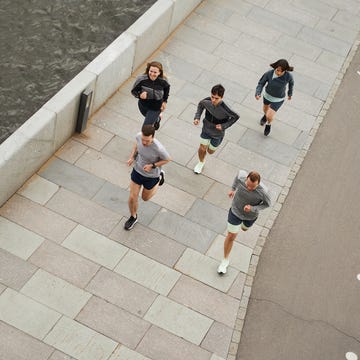 Friends running at street near river iniziare a correre, runner principianti, corsa, running