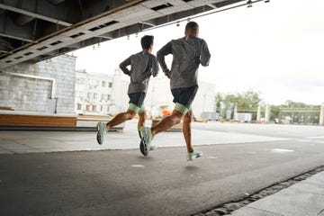 dos runners en la carrertera