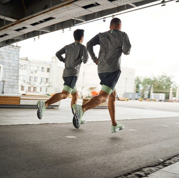 Two runners training at outdoor dos runners en la carrertera