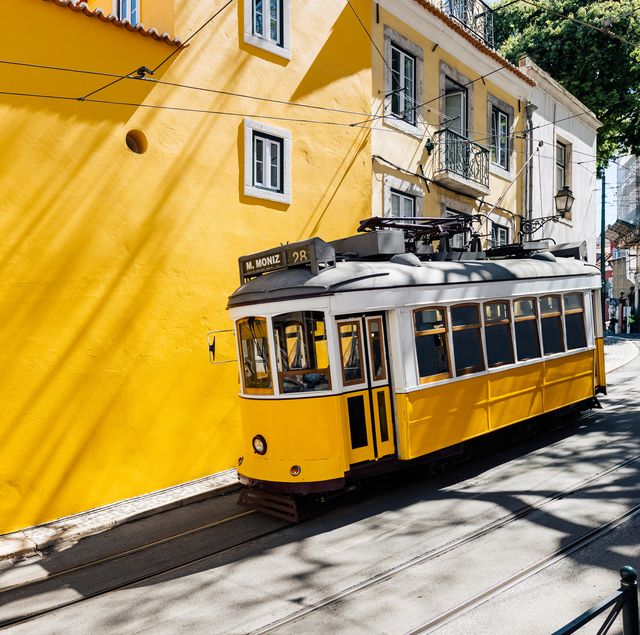 de gele tram 28 in lissabon