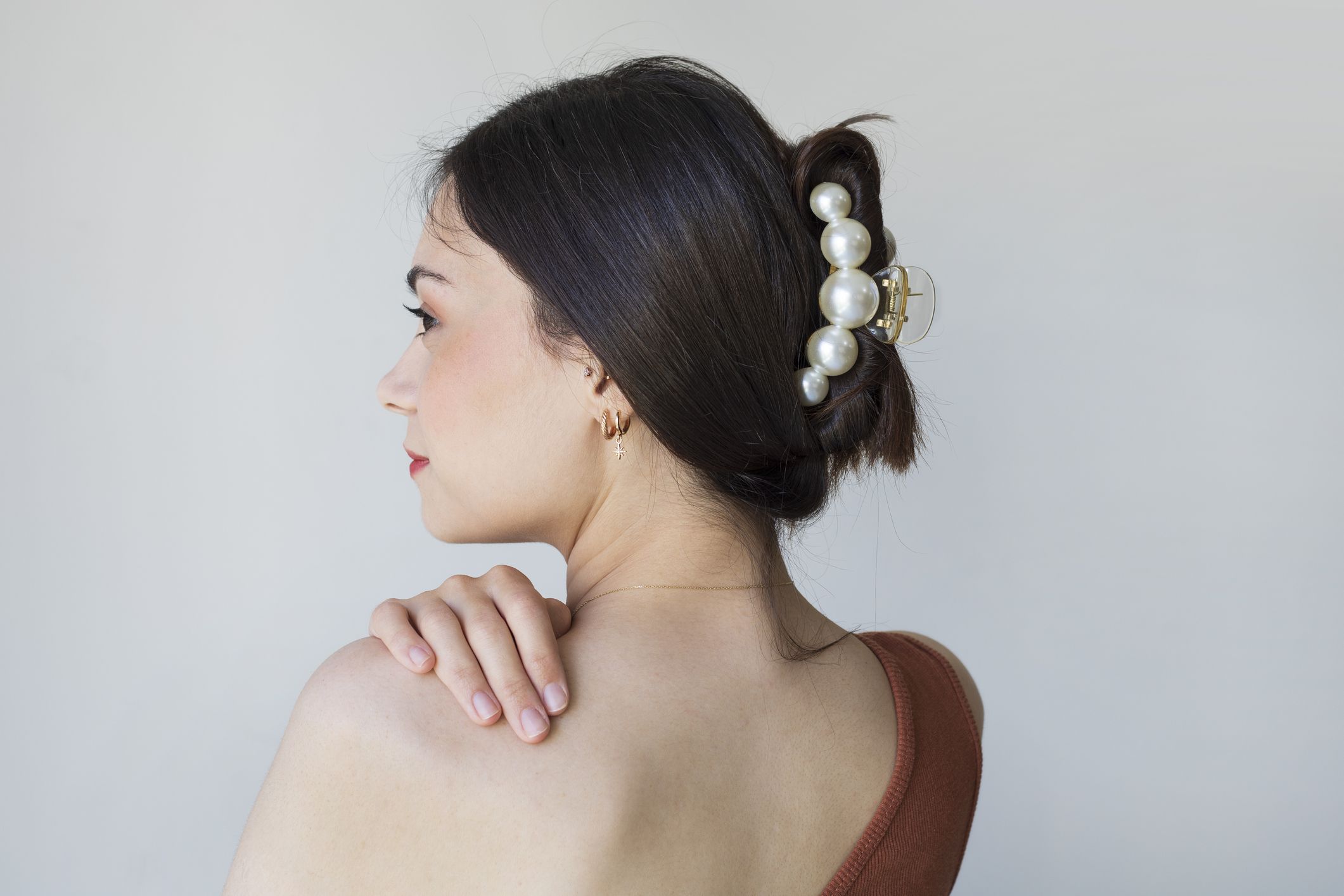 13 Claw Clip Hairstyles That'll Upgrade Your Everyday Look