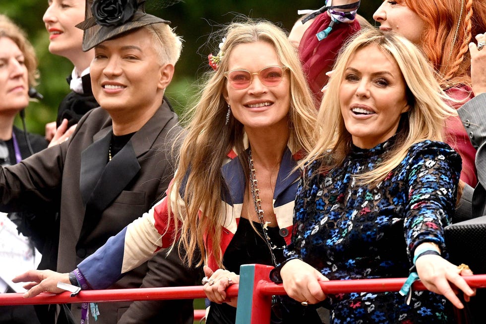 kate moss patsy kensit ride a bus during the platinum pageant