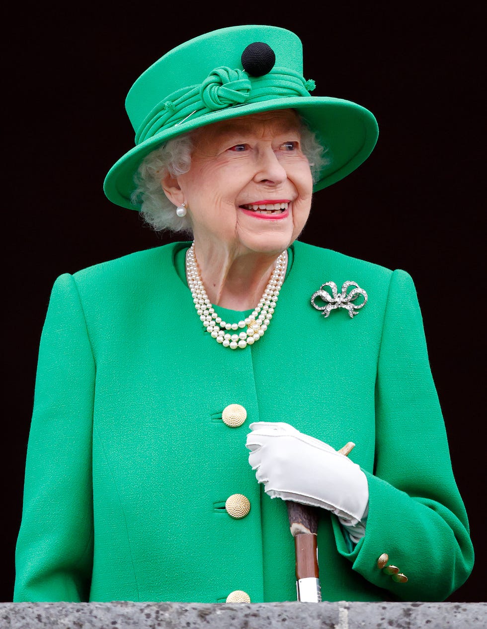 london, united kingdom june 05: (embargoed for publication in uk newspapers until 24 hours after create date and time) queen elizabeth ii stands on the balcony of buckingham palace following the platinum pageant on june 5, 2022 in london, england. the platinum jubilee of elizabeth ii is being celebrated from june 2 to june 5, 2022, in the uk and commonwealth to mark the 70th anniversary of the accession of queen elizabeth ii on 6 february 1952. (photo by max mumby/indigo/getty images)