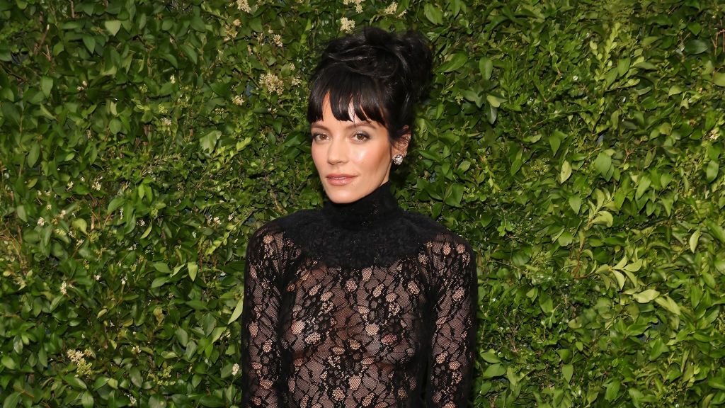 preview for Lily Allen just debuted an 'antique peach' mushroom bob hair transformation