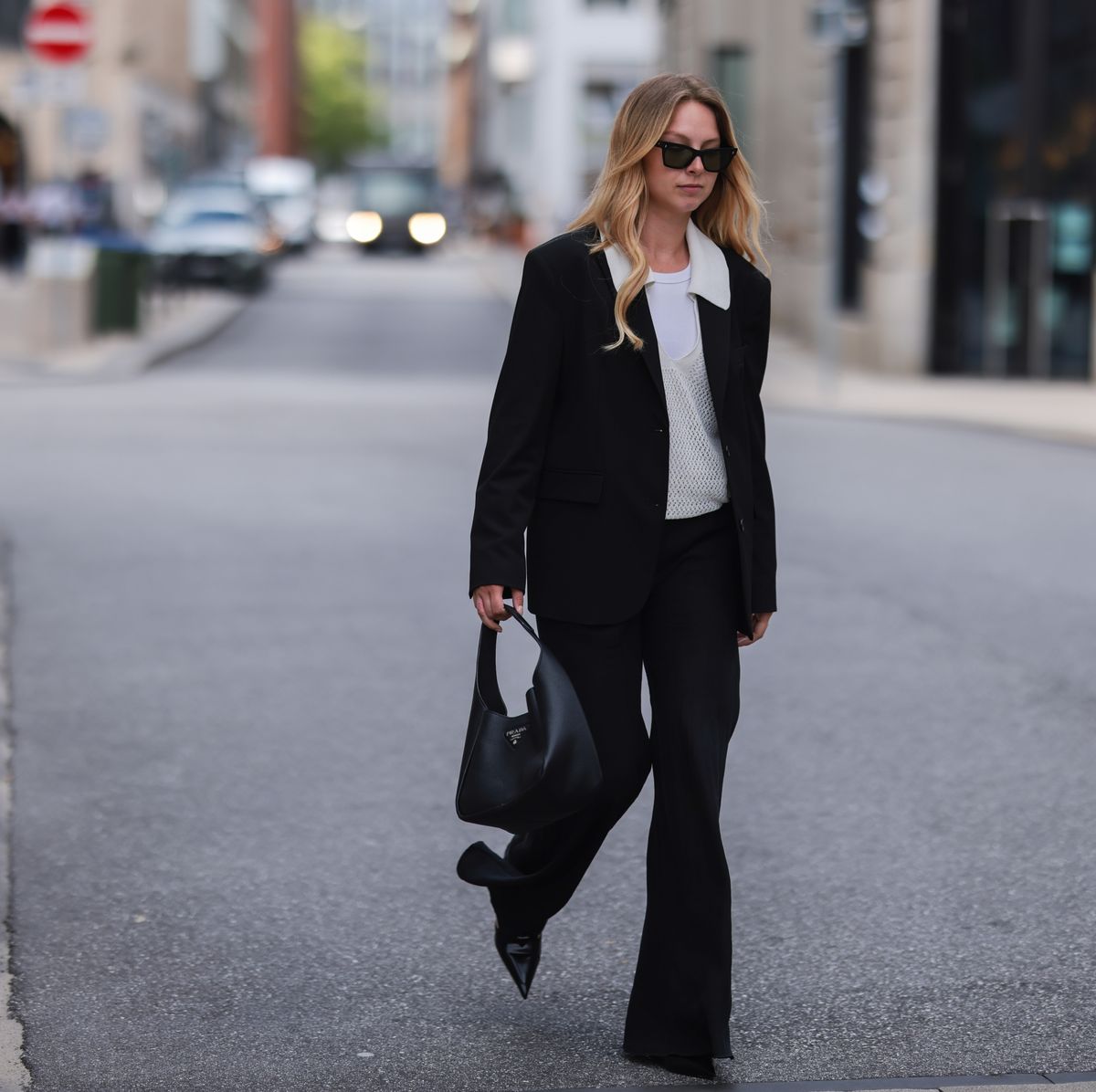Elegante mujer de moda en ropa formal de negocios fuera de mujer con traje  negro