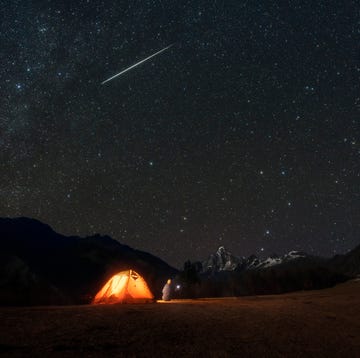 vallende sterren een man kijkt vanaf een camping naar vallende sterren