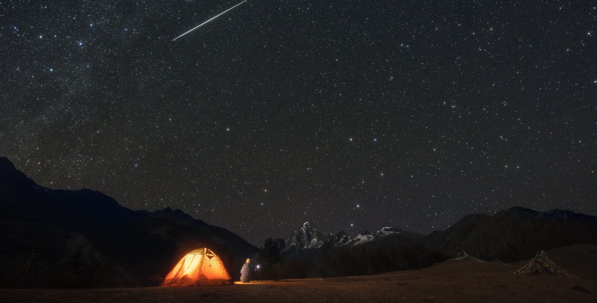 What are shooting stars and when can you observe them yourself?