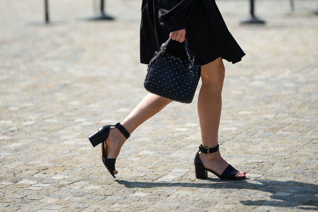 sandalias de tacón en el street style de parís