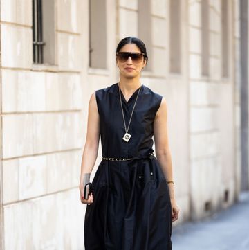vestido negro en el street style de milán