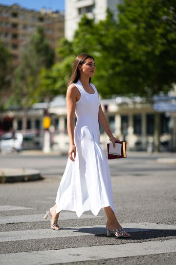 vestido blanco en el street style de parís