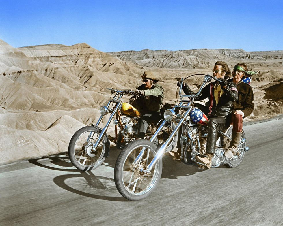 1969年の映画『イージー・ライダー』の宣伝写真。デニス・ホッパーと﻿ピーター・フォンダ、その後ろには﻿ルーク・アスキューを乗せています。