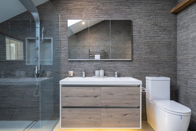 baño con lavabo, inodoro y ducha