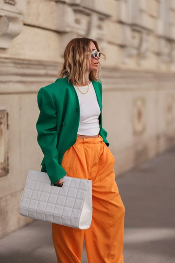 pantalones naranjas en el street style de viena