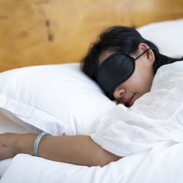 vrouw met slaapmasker in bed