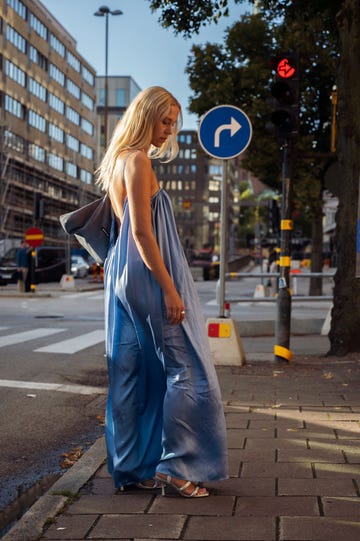 vestido azul en el street style de estocolmo