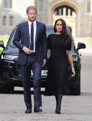 windsor, england september 10 prince harry, duke of sussex, and meghan, duchess of sussex arrive on the long walk at windsor castle arrive to view flowers and tributes to hm queen elizabeth on september 10, 2022 in windsor, england crowds have gathered and tributes left at the gates of windsor castle to queen elizabeth ii, who died at balmoral castle on 8 september, 2022 photo by chris jacksongetty images
