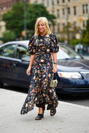 vestido de flores en el street style de nueva york