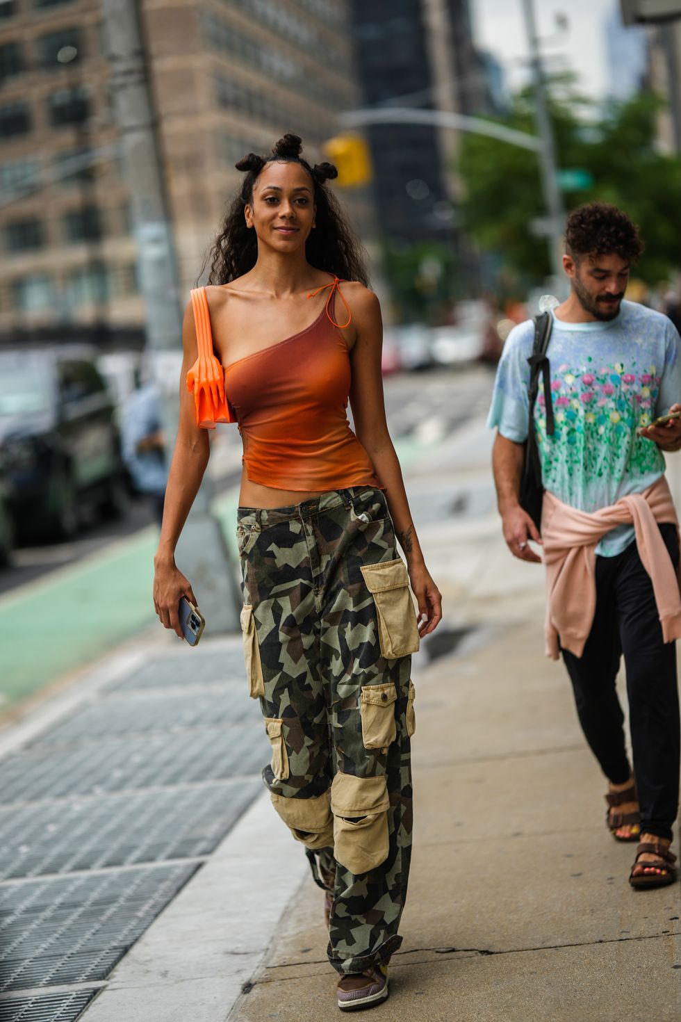 Best Tops To Wear With Cargo Pants For Women