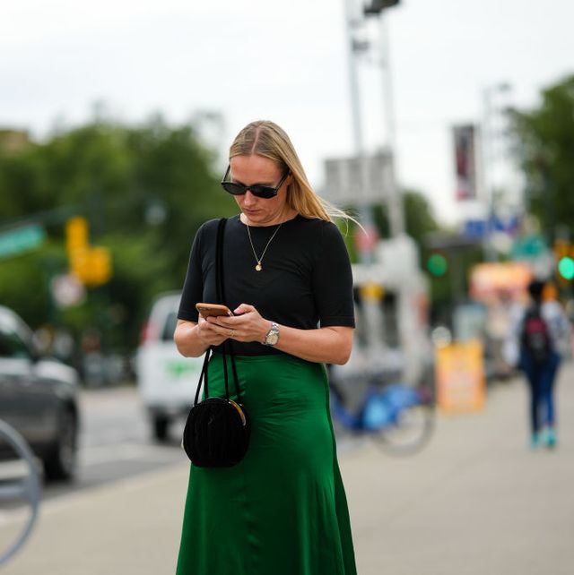 falda midi satinada en color verde en el street style de nueva york