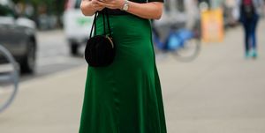 falda midi satinada en color verde en el street style de nueva york