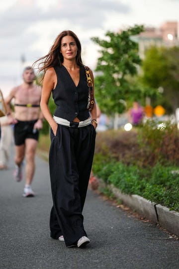 zapatillas blancas en el street style de nueva york