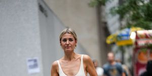 vestido y sandalias blancas en el street style de nueva york