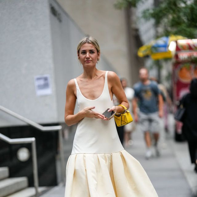 vestido y sandalias blancas en el street style de nueva york