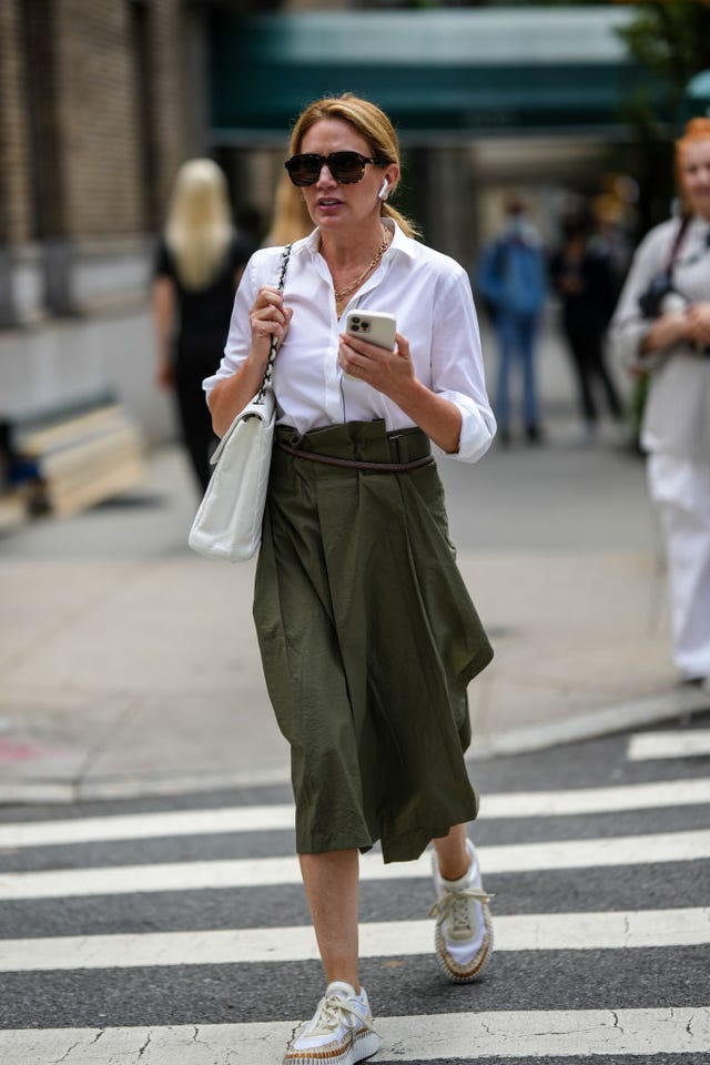 falda midi verde khaki en el street style de nueva york