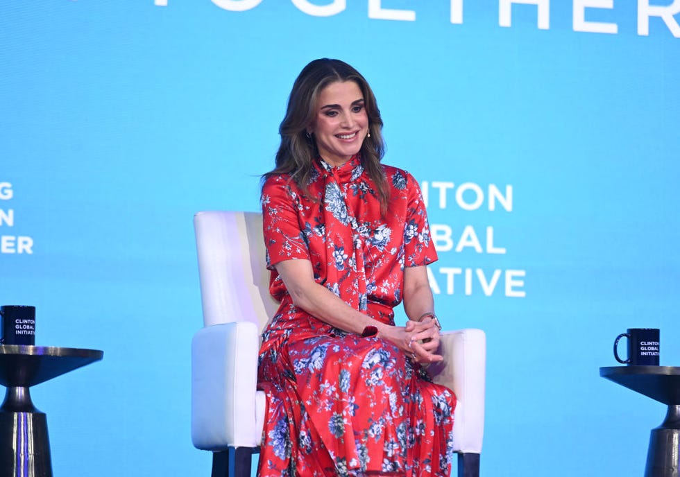 Una camisa blanca y una falda roja pueden convertirse en el perfecto look  de invitada según Rania de Jordania