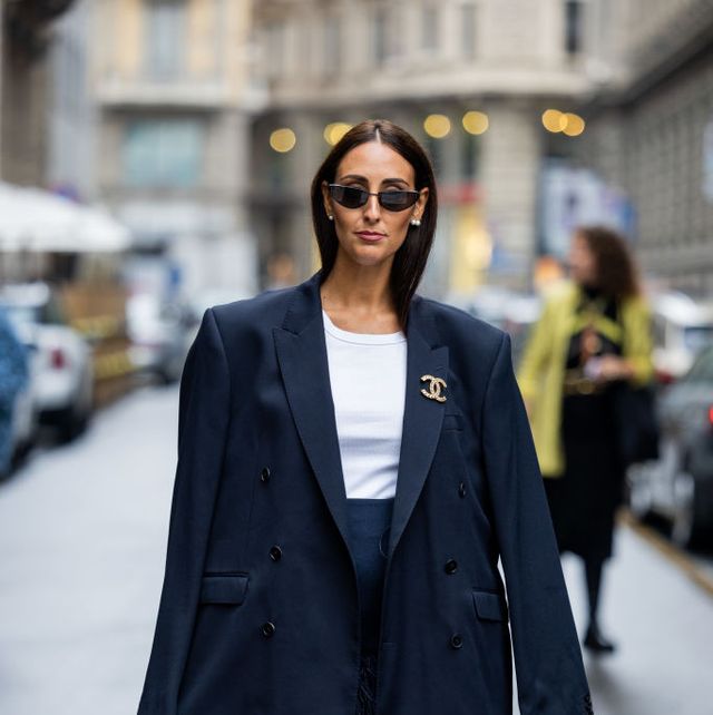 blazer azul marino en el street style de milán