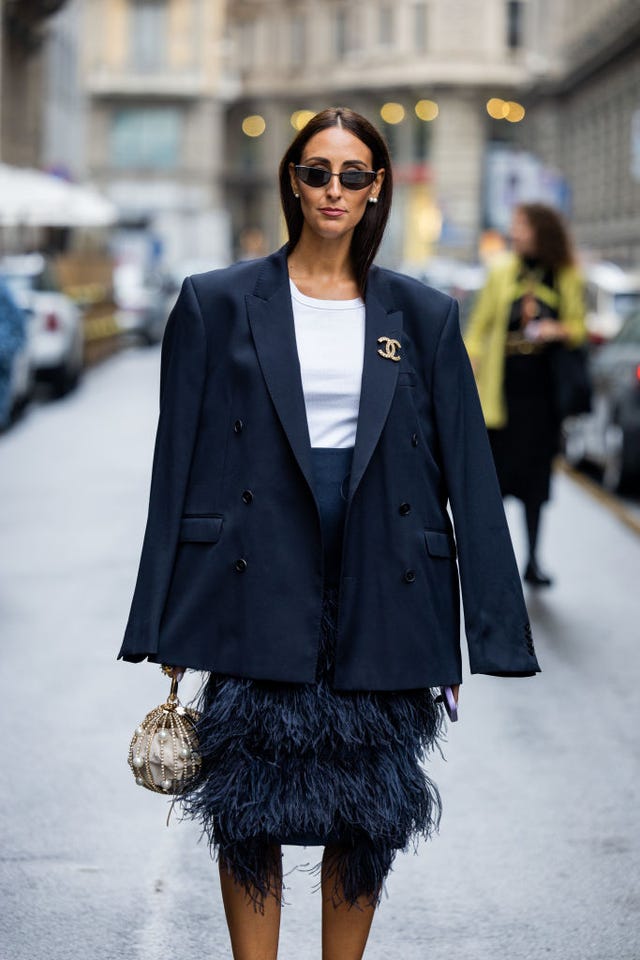 blazer azul marino en el street style de milán