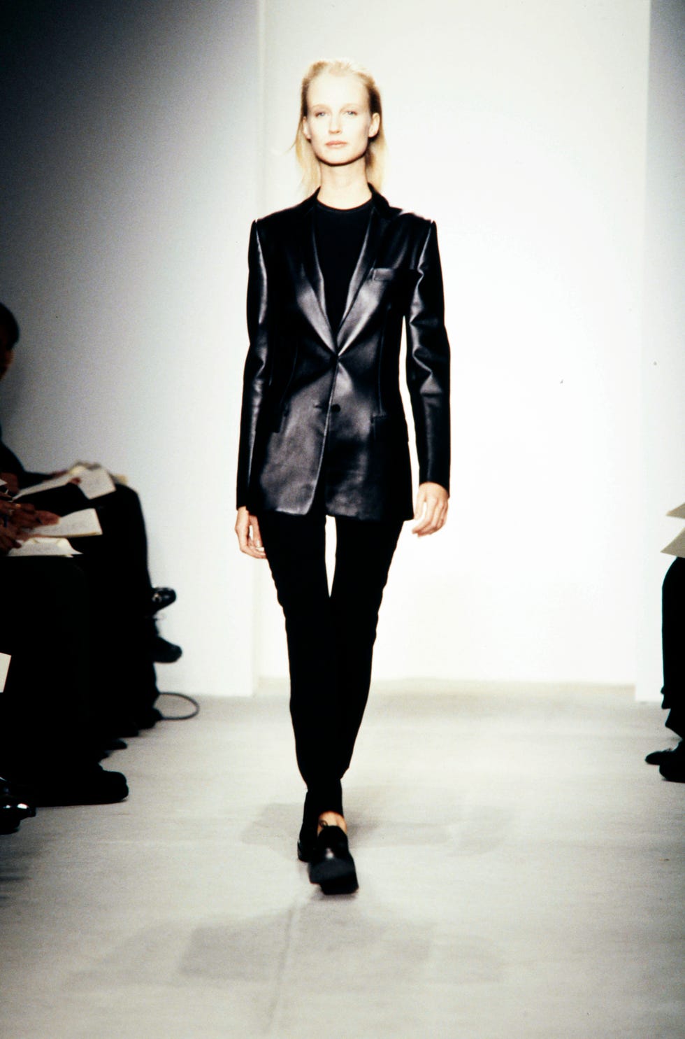 model esther de jong. (photo by robert mitra/wwd/penske media via getty images)
