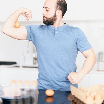 man houdt een ei tussen bovenarm en onderarm hoeveel eiwitten heb je nodig per dag voor spieropbouw